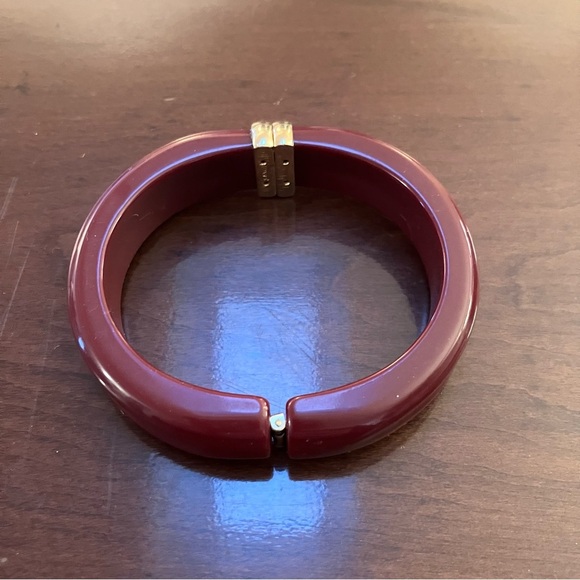 Vintage Avon Lucite Bangle Hinged Cuff Bracelet Burgundy Goldtone Preppy - Picture 3 of 5
